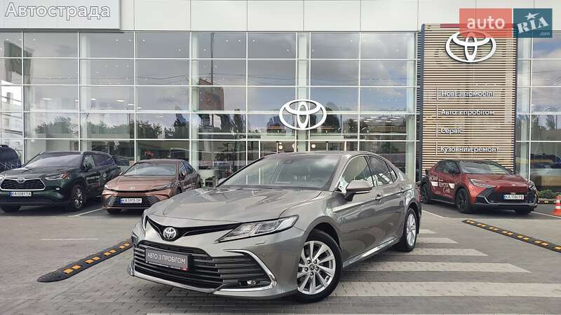 Седан Toyota Camry 2023 в 