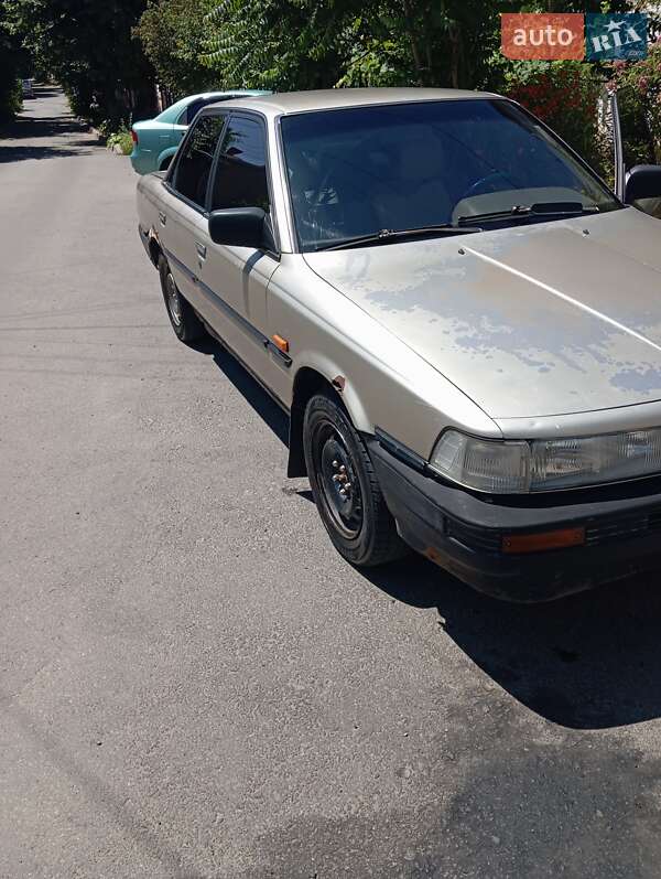 Седан Toyota Camry 1987 в Черновцах