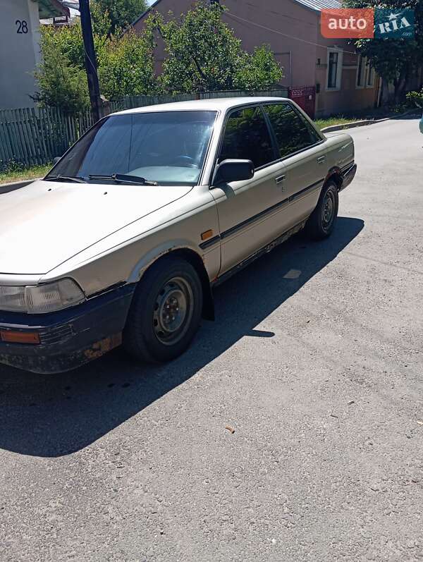 Седан Toyota Camry 1987 в Черновцах