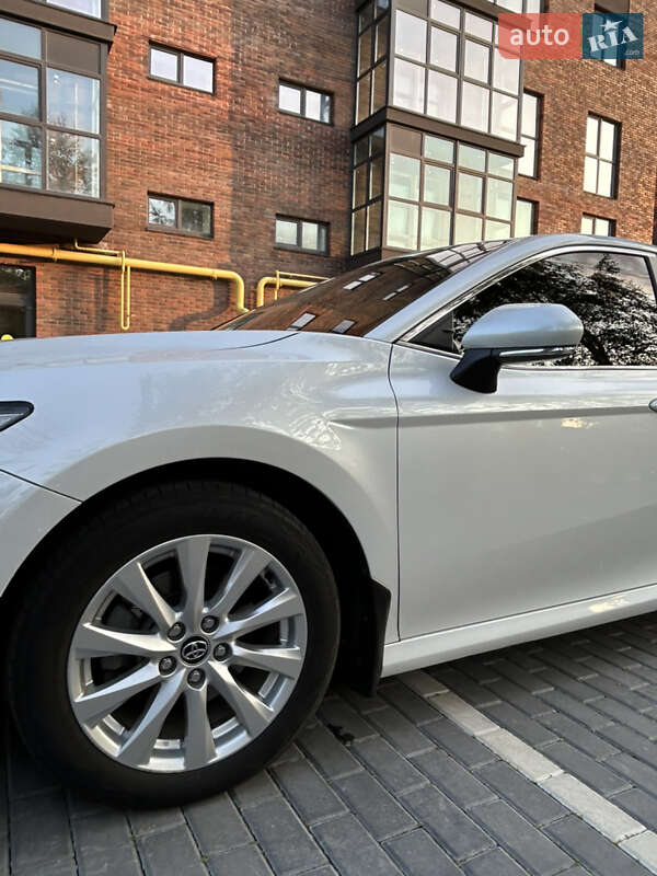 Седан Toyota Camry 2019 в Полтаве