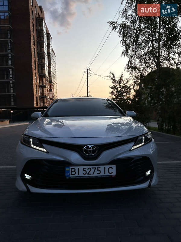 Седан Toyota Camry 2019 в Полтаве