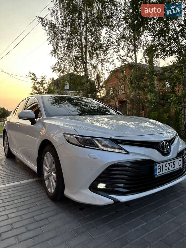 Седан Toyota Camry 2019 в Полтаве