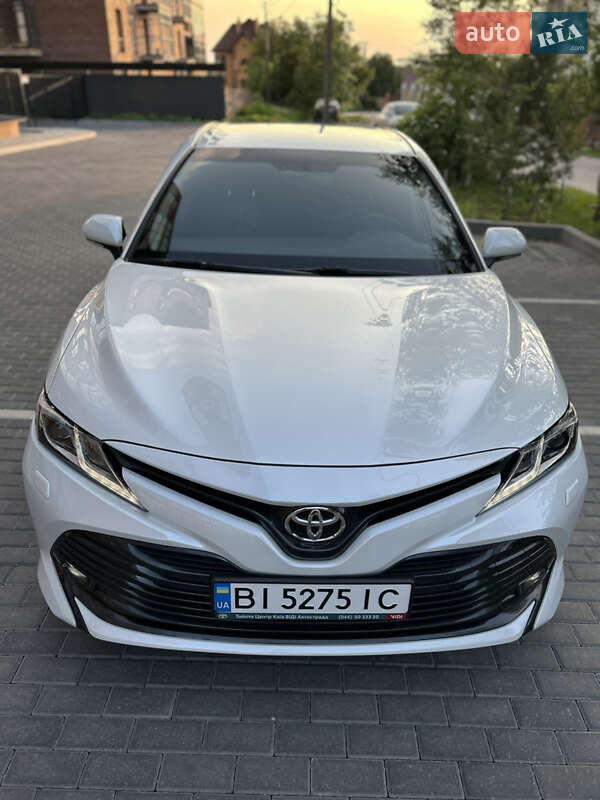 Седан Toyota Camry 2019 в Полтаве