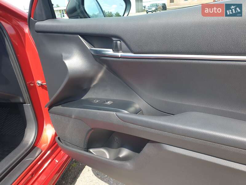 Седан Toyota Camry 2019 в Киеве