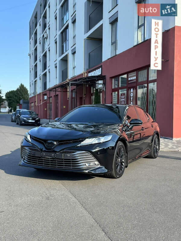 Седан Toyota Camry 2019 в Києві
