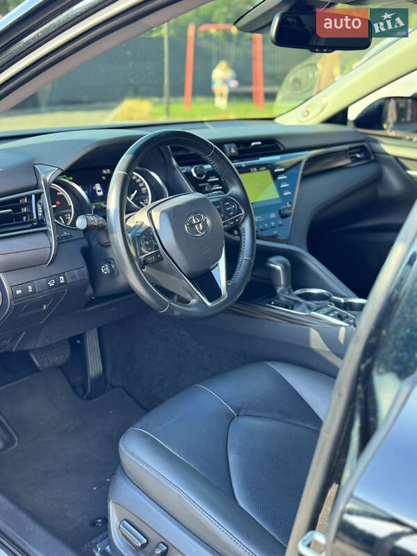 Седан Toyota Camry 2019 в Києві