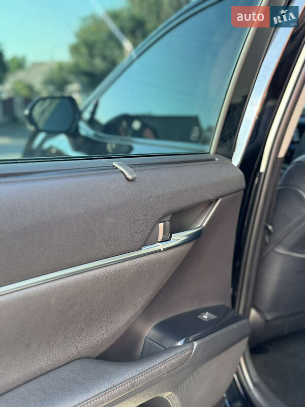 Седан Toyota Camry 2019 в Києві