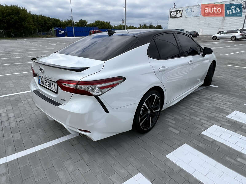 Седан Toyota Camry 2019 в Киеве