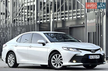Седан Toyota Camry 2022 в Киеве