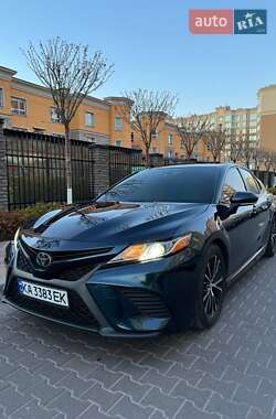 Седан Toyota Camry 2017 в Киеве