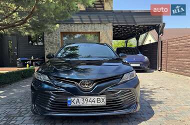 Седан Toyota Camry 2019 в Киеве
