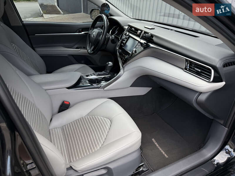 Седан Toyota Camry 2019 в Києві