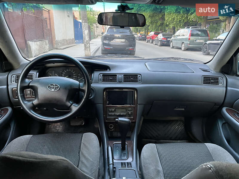 Седан Toyota Camry 2001 в Львове