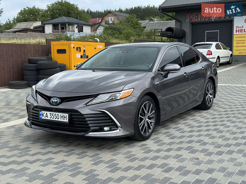 Toyota Camry 2021