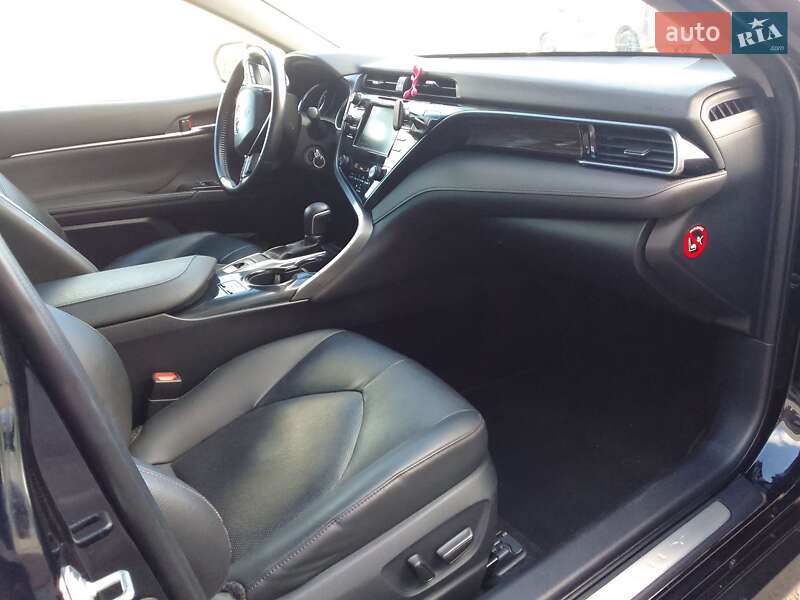 Седан Toyota Camry 2019 в Виннице