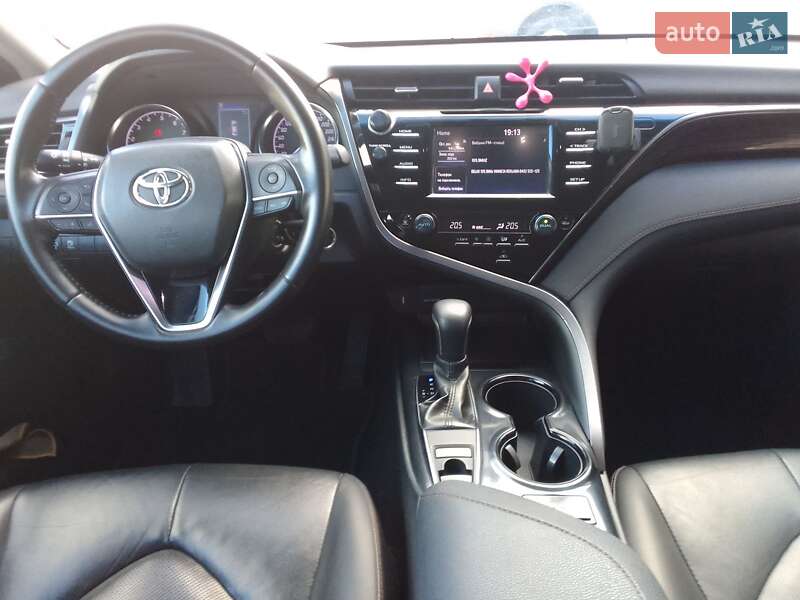 Седан Toyota Camry 2019 в Виннице