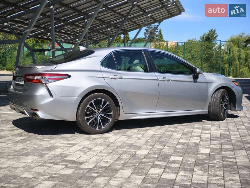 Седан Toyota Camry 2018 в Львові