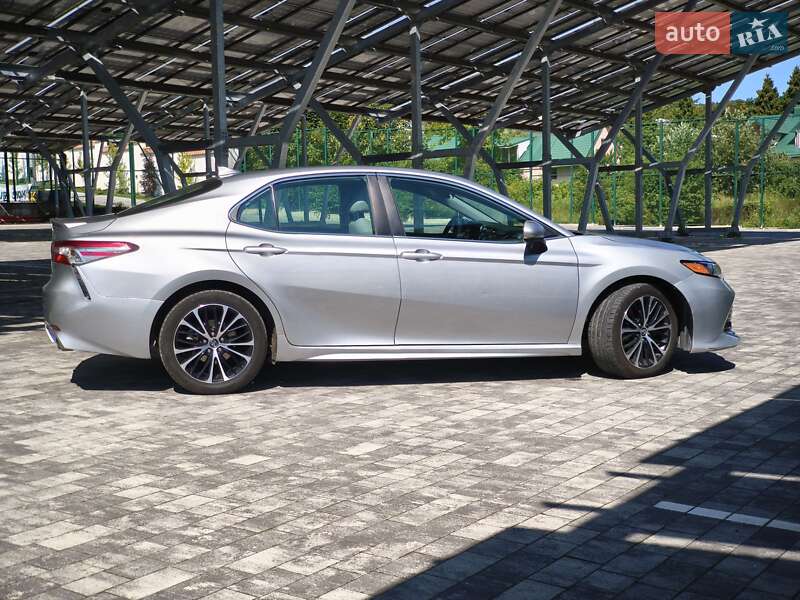 Седан Toyota Camry 2018 в Львові