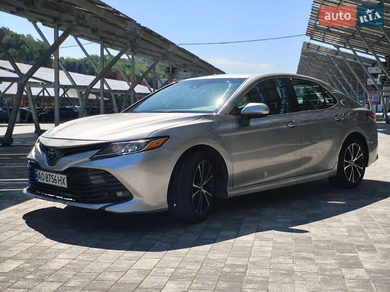 Седан Toyota Camry 2018 в Львові