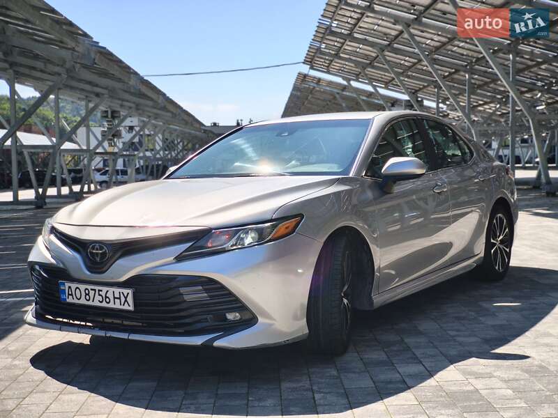 Седан Toyota Camry 2018 в Львові