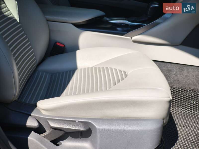 Седан Toyota Camry 2018 в Львові