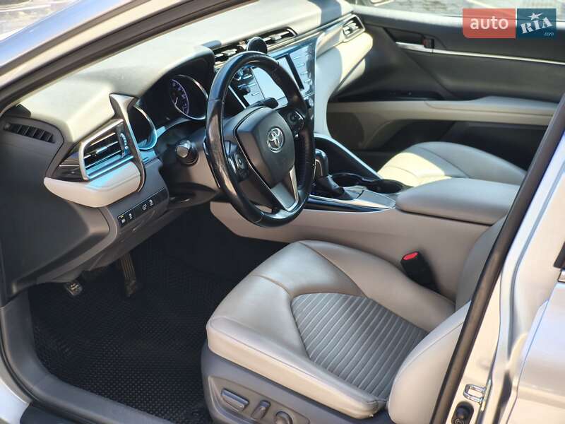 Седан Toyota Camry 2018 в Львові