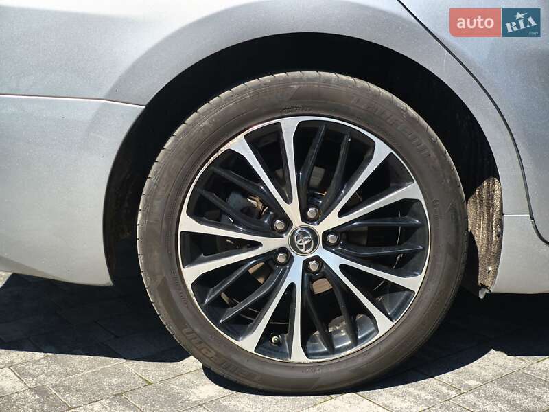 Седан Toyota Camry 2018 в Львові
