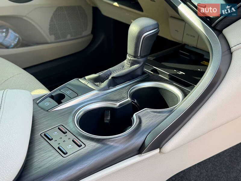 Седан Toyota Camry 2023 в Миколаєві