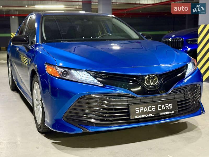 Седан Toyota Camry 2019 в Киеве