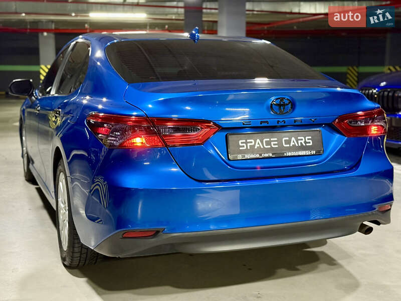 Седан Toyota Camry 2019 в Киеве