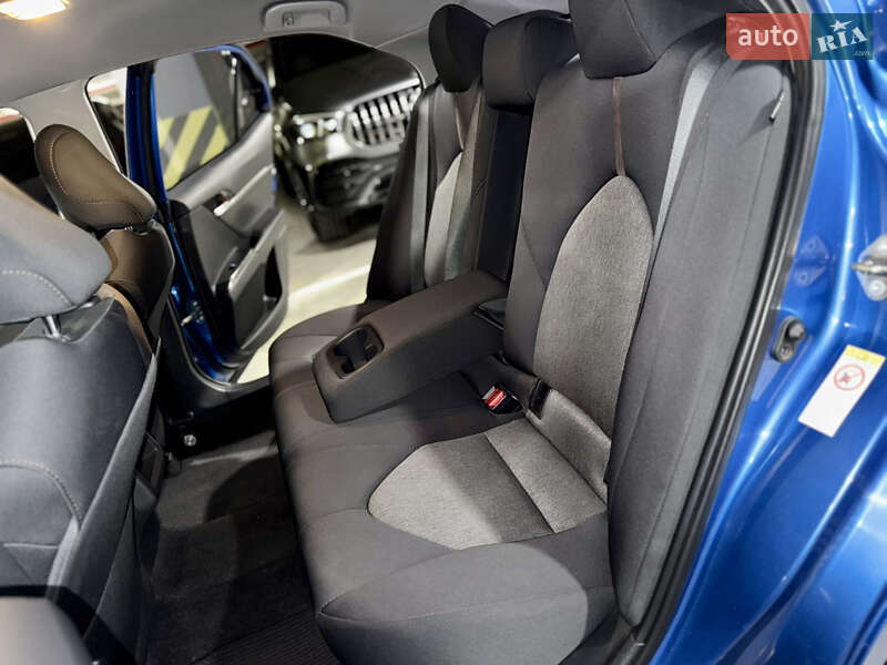 Седан Toyota Camry 2019 в Киеве