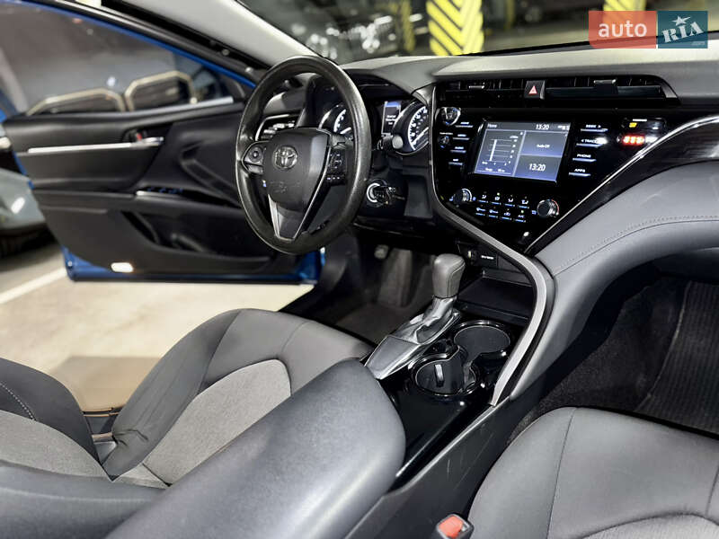 Седан Toyota Camry 2019 в Киеве