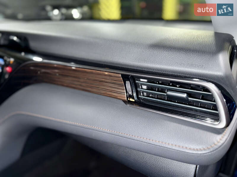 Седан Toyota Camry 2019 в Киеве