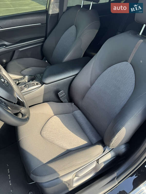 Седан Toyota Camry 2018 в Днепре