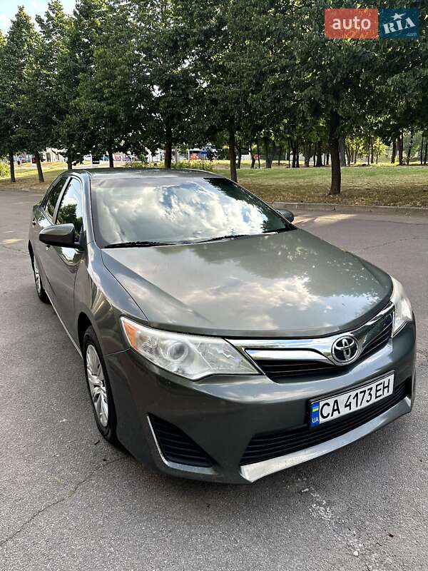 Седан Toyota Camry 2014 в Умані