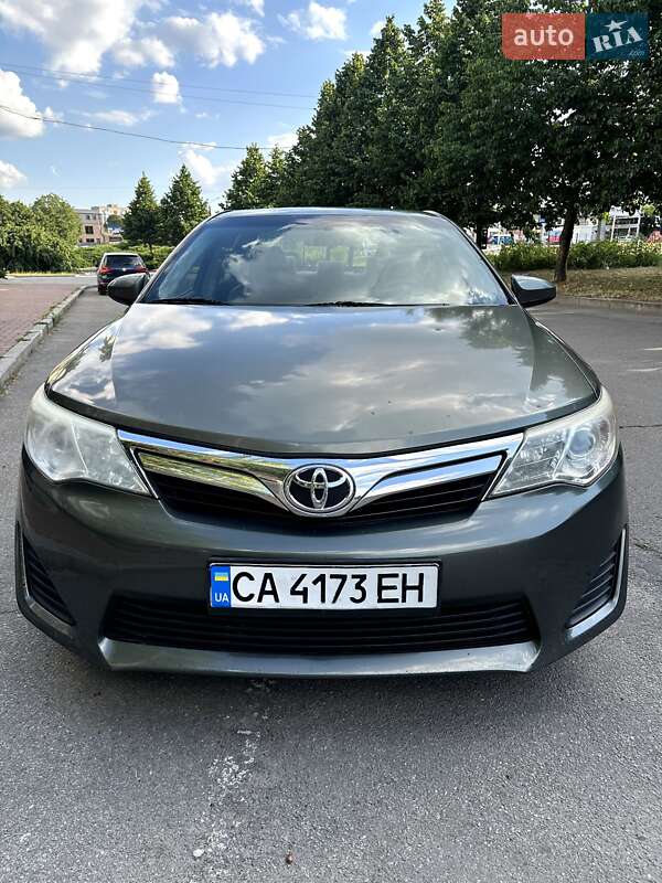 Седан Toyota Camry 2014 в Умані