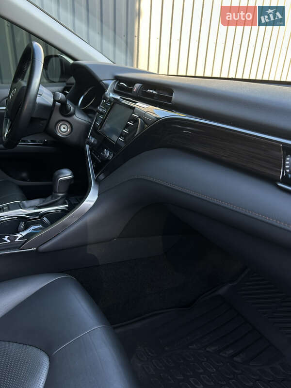 Седан Toyota Camry 2019 в Полтаве