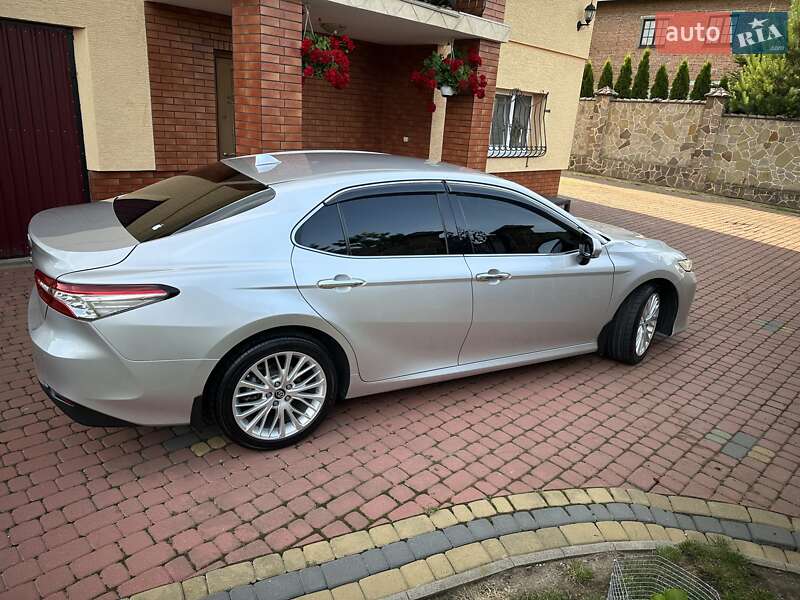 Седан Toyota Camry 2017 в Львові