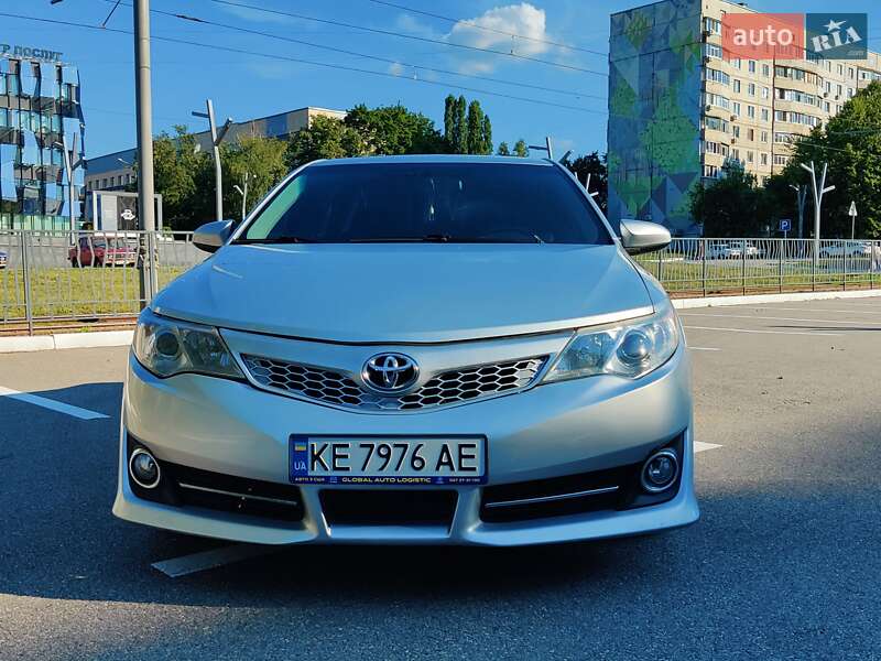 Седан Toyota Camry 2014 в Харькове