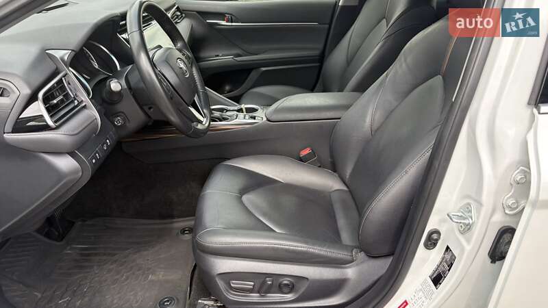 Седан Toyota Camry 2019 в Києві