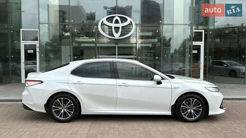 Седан Toyota Camry 2019 в Києві