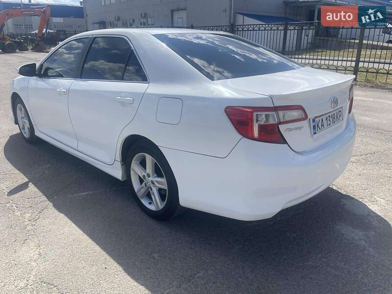 Седан Toyota Camry 2014 в Києві