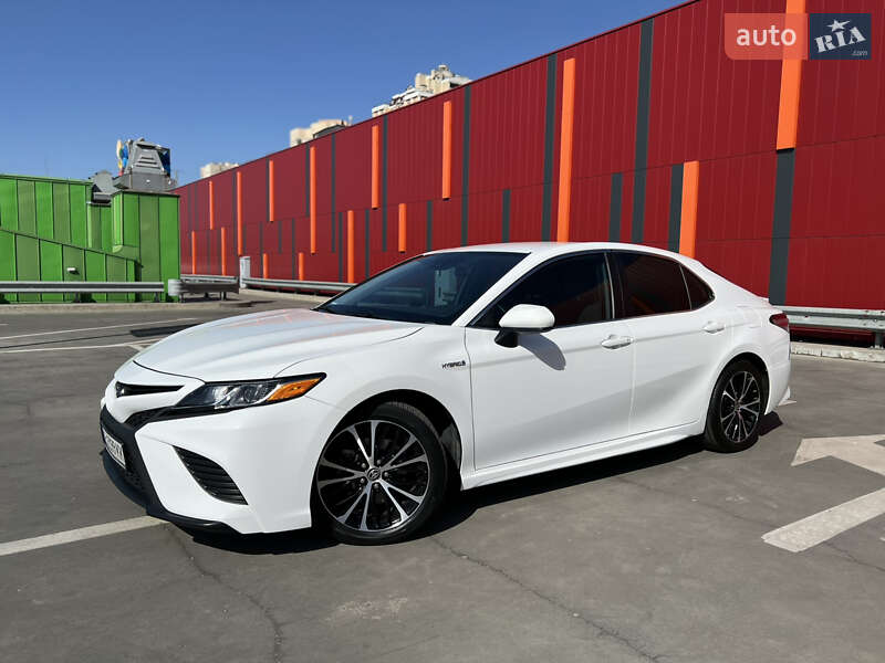 Седан Toyota Camry 2020 в Киеве