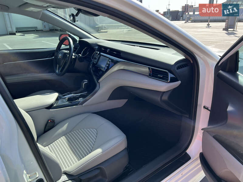 Седан Toyota Camry 2020 в Киеве