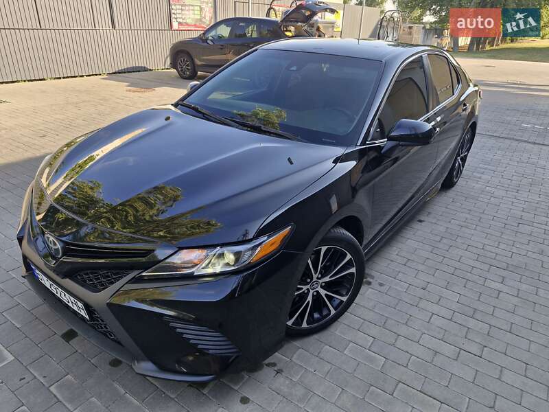 Седан Toyota Camry 2018 в Миргороде