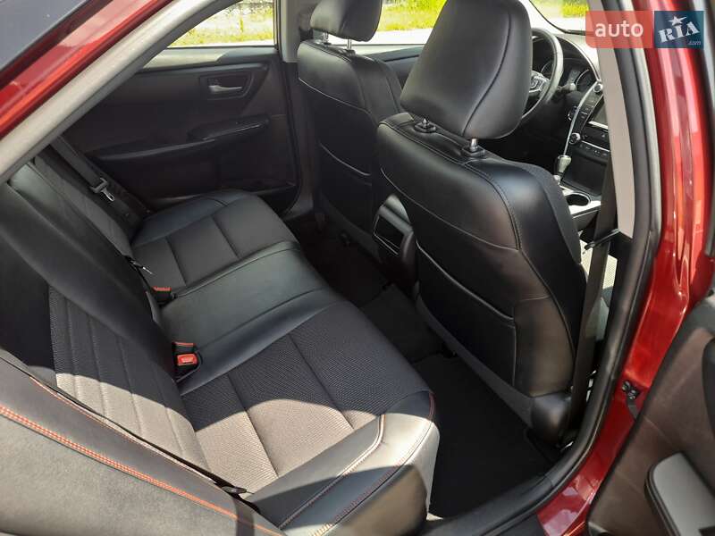 Седан Toyota Camry 2016 в Киеве