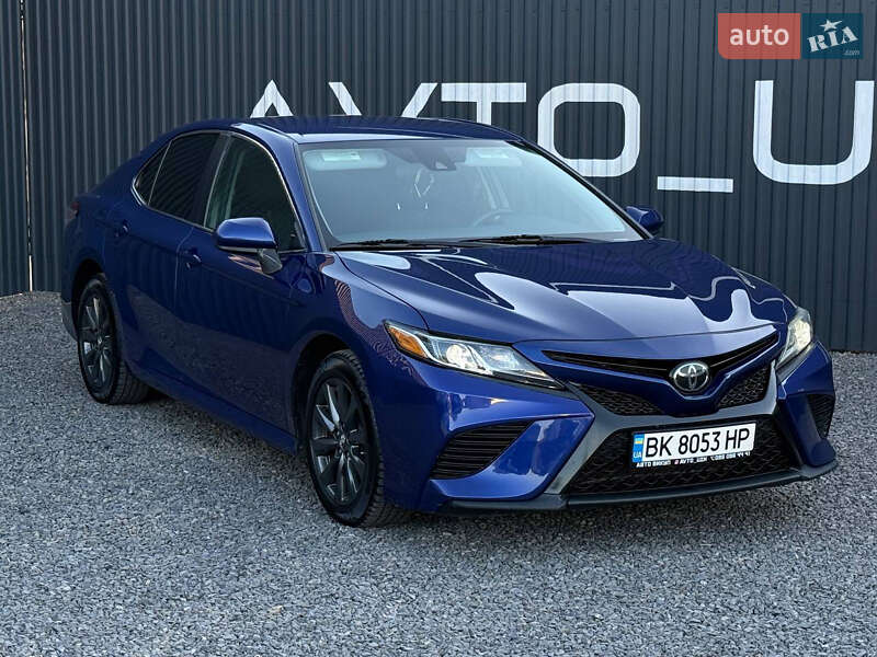 Седан Toyota Camry 2018 в Ужгороді