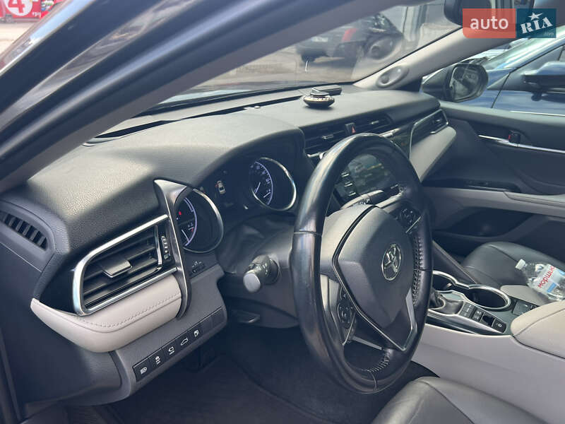 Седан Toyota Camry 2018 в Киеве