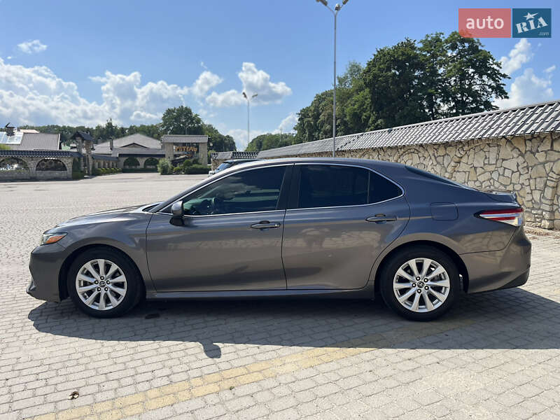 Седан Toyota Camry 2018 в Львові