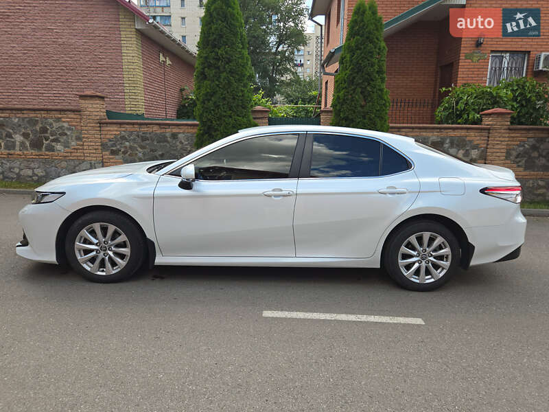 Седан Toyota Camry 2019 в Виннице